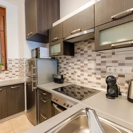 Free Parkin Sensational Location 3room *