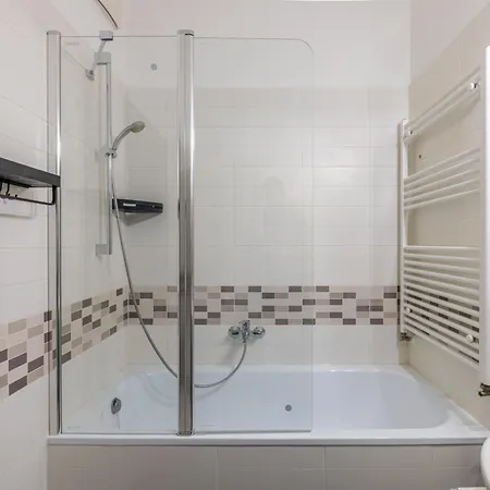 Free Parkin Sensational Location 3room *