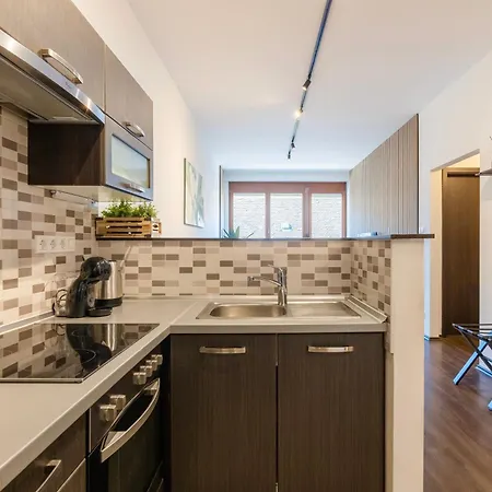 Free Parkin Sensational Location 3room *