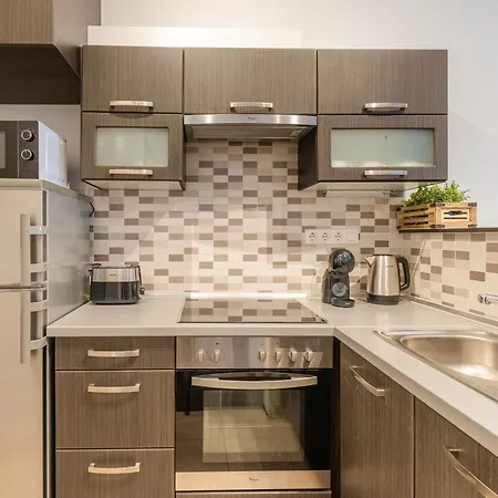 Free Parkin Sensational Location 3room *