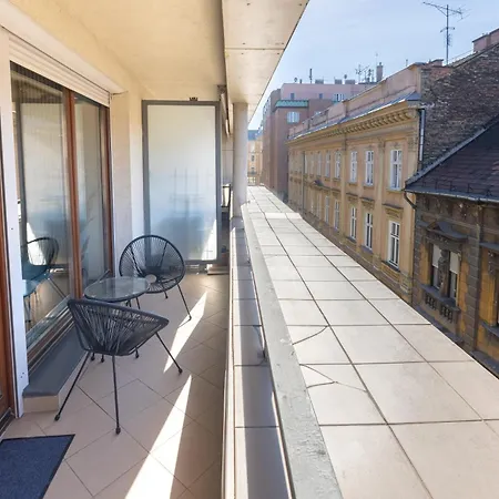 Free Parkin Sensational Location 3room *